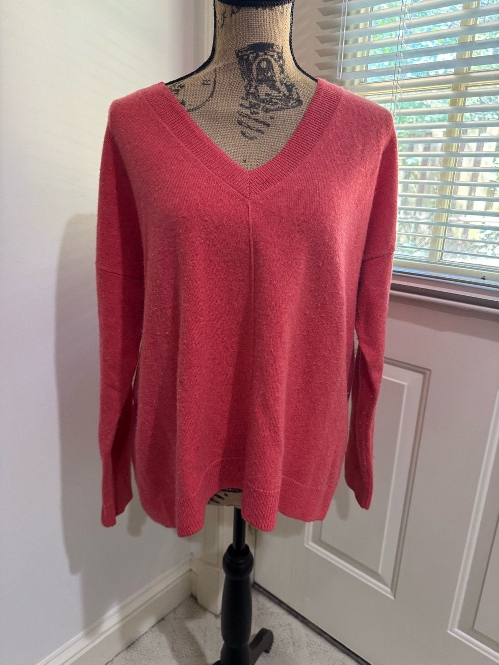 Elliott Lauren Coral V-Neck cashmere Sweater size L